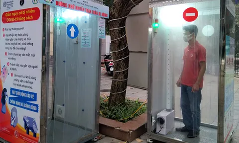 Việt Nam chế tạo thành công buồng khử khuẩn toàn thân di động để phòng, chống Covid-19