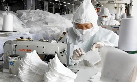 Trung Quốc ồ ạt sản xuất khẩu trang, tăng tới 116 triệu chiếc một ngày