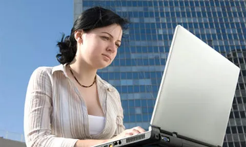 Tại sao ngồi máy tính nhiều thì bị nám da?