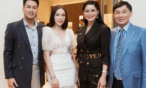 Người mẫu Linh Rin nhận được quà và lời cám ơn từ ông Johnathan Hạnh Nguyễn