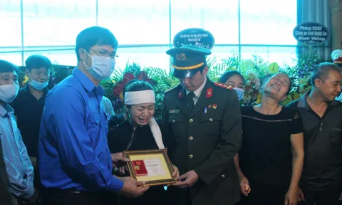 Truy tặng huy hiệu Tuổi trẻ dũng cảm cho Đại úy Công an hy sinh khi phá án ma túy