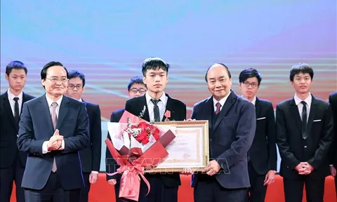 Thủ tướng dự Lễ tuyên dương học sinh THPT đoạt giải Olympic quốc tế 2020