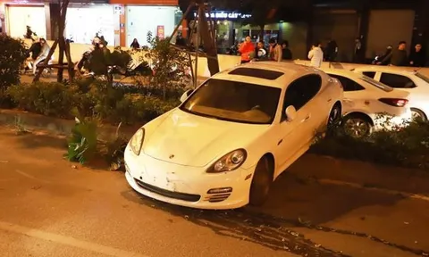 Hà Nội: Tài xế nghi đột quỵ, mất lái tông đổ nhiều cây xanh
