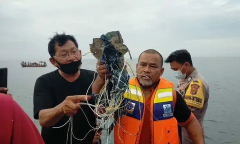 Indonesia xác nhận máy bay Boeing-737 chở 62 người lao xuống biển