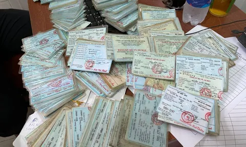 TP.HCM: Triệt phá đường dây làm thẻ ngành công an, giấy tờ giả qua mạng