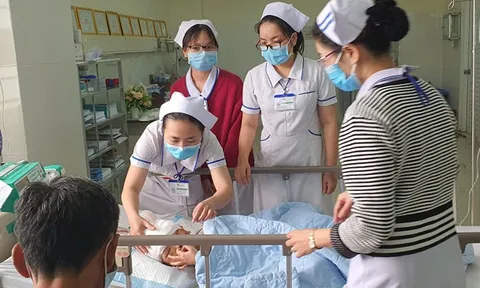 Bé trai 5 tuổi bị cha ruột chém nguy kịch