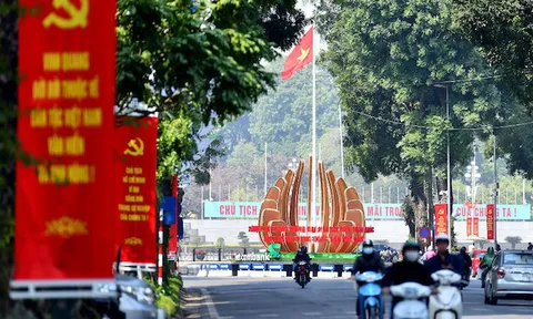 Thủ đô Hà Nội được trang hoàng rực rỡ mừng Đại hội lần thứ XIII của Đảng