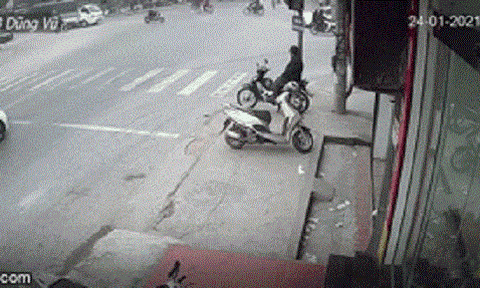 Vượt đèn đỏ, hai người phụ nữ đâm vào xe tải tử vong