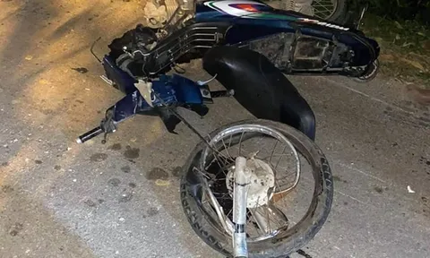 Va chạm với xe bán tải, 2 người đàn ông đi xe máy tử vong