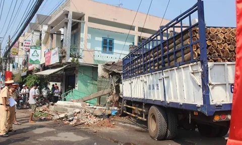 Xe tải mất lái gây tai nạn liên hoàn 'ủi sập' nhà dân