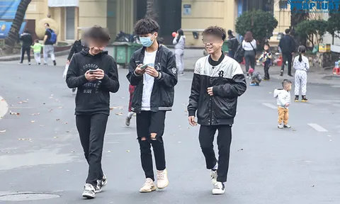 Hà Nội: Phạt tiền triệu, người dân vẫn thản nhiên không đeo khẩu trang ở phố đi bộ