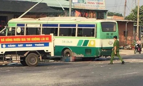 Xe khách hỏng phanh tông chết người đang dừng đèn đỏ