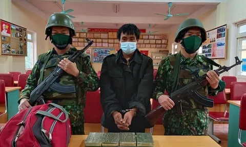 Bắt giữ nam thanh niên vận chuyển 8 bánh heroin từ Lào về Nghệ An