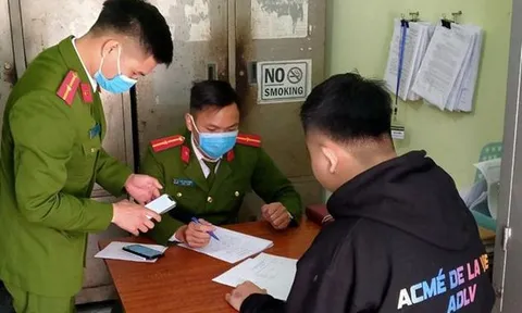 2 thanh niên bị xử phạt vì khoe video đốt pháo trên Facebook