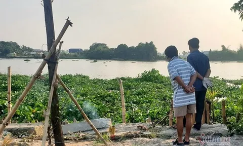 Phát hiện thi thể trùm kín đầu nổi trên sông Sài Gòn