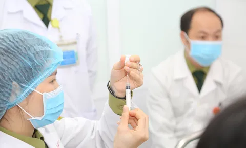 Đề xuất Bộ Y tế phê duyệt 2 vắc xin phòng COVID-19 của Mỹ và Nga