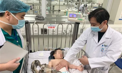 Sức khỏe của bé gái rơi từ tầng 12 chung cư ở Hà Nội