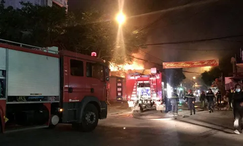 Cháy lớn tại cửa hàng thiết bị điện ở Hải Phòng