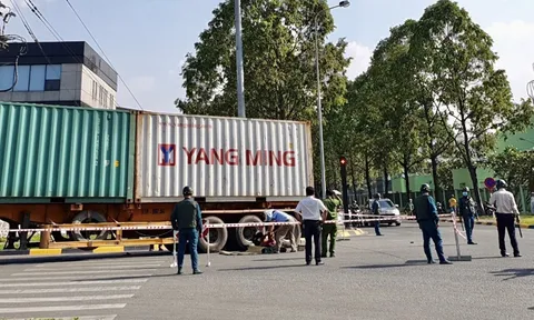 Va chạm với xe container, nhân viên cửa hàng tiện lợi bị cuốn vào gầm tử vong