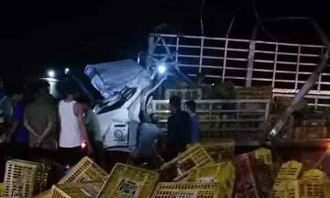 Xe chở gà mất lái lật trong đêm, 2 người tử vong