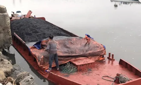 Quảng Ninh: Bắt giữ tàu chở than không rõ nguồn gốc