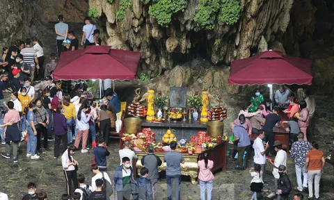Chùa Hương mở cửa trở lại: Hàng vạn khách thập phương đổ về vãng cảnh, lễ phật
