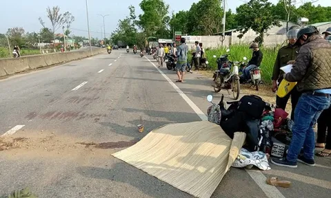 Quay lại nhặt mũ bảo hiểm, người phụ nữ bị xe tải đâm tử vong
