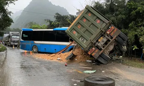 Xe khách tông trực diện xe tải, 3 người đàn ông tử vong tại chỗ