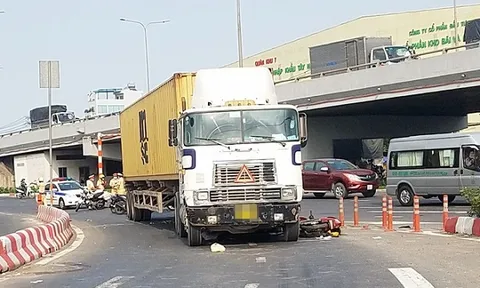 TP.HCM: Xe máy bị cuốn vào gầm xe đầu kéo, 1 người tử vong