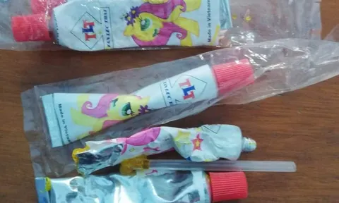 Quảng Bình: 3 học sinh bị ngộ độc sau khi thổi kẹo bong bóng