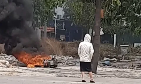 Bình Dương: Xe SH bốc cháy dữ dội trong công viên