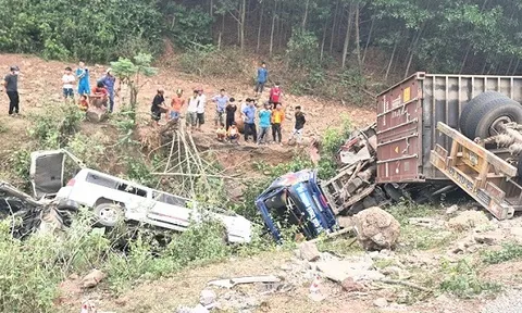 Container đâm liên hoàn khi đổ đèo, nhiều phương tiện rơi xuống vực