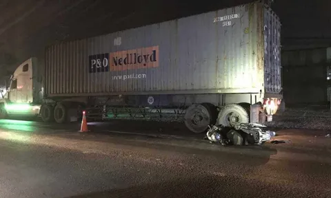 Bình Dương: Tông vào đuôi container đang dừng đèn đỏ, chủ quán nhậu tử vong
