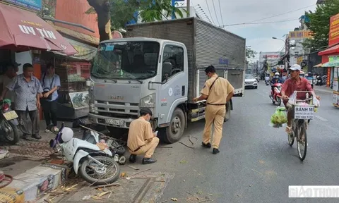 Cô gái bị xe tải tông trúng khi đang dừng mua bánh mì bên đường