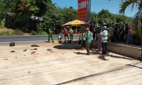 Va chạm với xe tải, 2 vợ chồng văng ra đường tử vong trên quốc lộ