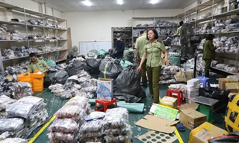 Triệt phá kho hàng giày dép nghi giả mạo các thương hiệu nổi tiếng ở Hà Nội