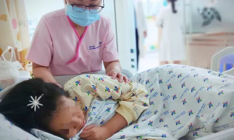Bị tẩy chay, bắt nạt trên mạng xã hội, bé gái 13 tuổi uống thuốc diệt cỏ tự tử