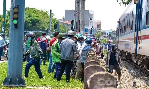 Băng qua đường ray, người phụ nữ bị xe lửa cán đứt 2 chân, tử vong