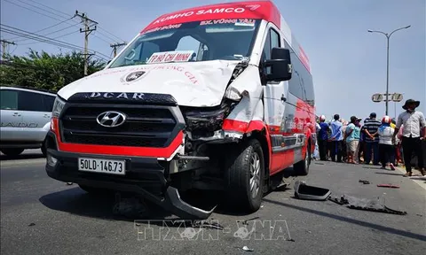 Xe khách va chạm với xe máy chạy ngược chiều, 2 người tử vong