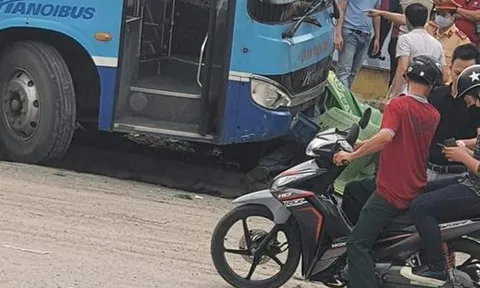 Hà Nội: Xe buýt lao lên vỉa hè đâm chết người đi bộ trước cổng khu đô thị Ciputra