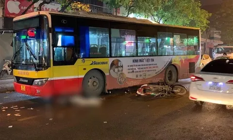 Hà Nội: Xe máy va chạm với xe buýt, nam thanh niên tử vong