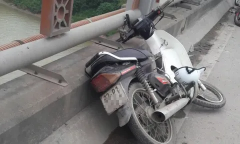 Hà Nội: Phát hiện nam thanh niên tử vong trên cầu Thanh Trì cạnh chiếc xe máy
