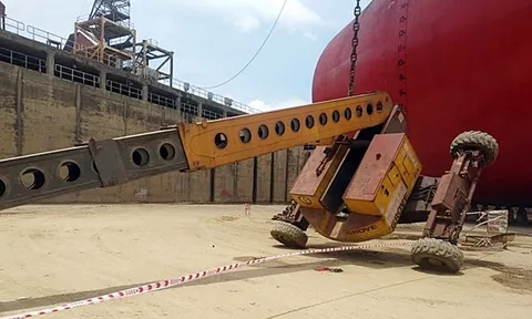 Lật xe nâng, 3 công nhân thương vong
