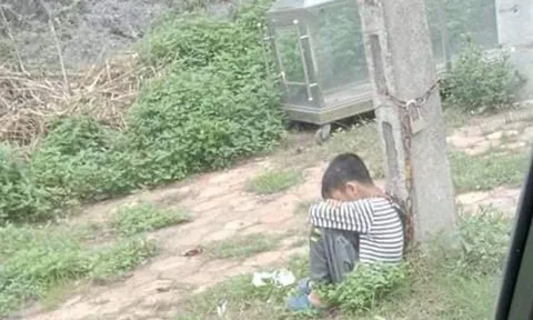 Lạng Sơn: Phát hiện bé trai 10 tuổi bị xích cổ vào cột điện bêu ven đường