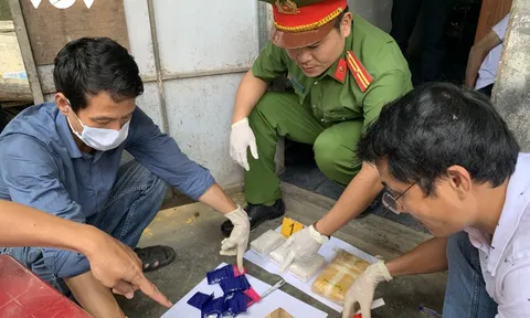 Bắt quả tang 2 đối tượng tàng trữ trái phép chất ma túy