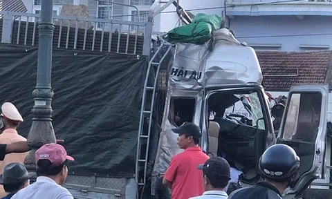 Xe tải đâm liên hoàn 5 xe khi đang dừng đèn đỏ ở Phú Yên