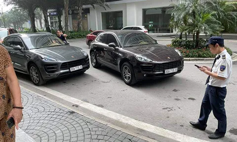 2 xe sang Porsche trùng biển số 'chạm mặt' tại Times City: Chủ nhân yêu cầu khóa bánh xe 'fake'