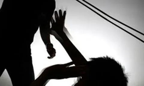 Mâu thuẫn tình cảm, chồng dùng kéo đâm vợ trọng thương rồi bỏ trốn