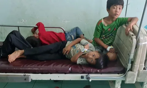 Sau khi ăn cưới, hơn 100 người có biểu hiện ngộ độc