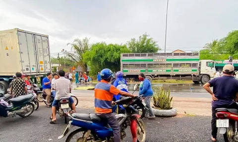 Ô tô tải lao sang làn ngược chiều, tông thẳng vào xe máy khiến đôi vợ chồng tử vong